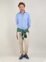 Camisa popelín celeste de manga larga con corte slim fit, cuello italiano y logo bordado en el pecho.