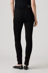Jeans ajustados de tiro medio, color negro, con tecnología Tummy-Slimming que comprime el abdomen y Levi's® Sculpt Hyper Soft.