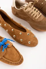 Chatitas de cuero color camel con tachas doradas.