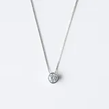 Collar de plata 925 con dije de punto de luz circular engastado con una circonia brillante.