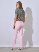 Pantalón blanco de gabardina elastizada, marca Zac & Rachel. Con pretina con pasadores, botón y cierre. Delantera con tres bolsillos. Trasera con bolsillos ojal.