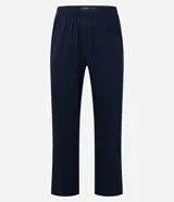 Pijama masculino de dos piezas en color azul marino. Incluye una camisa de manga larga con cuello en V, cierre frontal abotonado y detalles de costuras en contraste, junto con un pantalón de corte recto y cintura elástica.