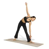 Calza deportiva Adidas de corte flare, color negro, con cintura alta y diseño ajustado en la parte superior que se ensancha hacia el ruedo.