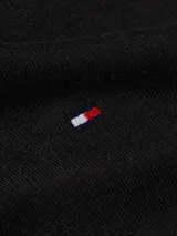 Remera negra de manga corta con cuello en V y calce al cuerpo. Presenta el logo de Tommy Hilfiger bordado en el pecho.