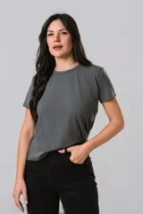Remera de algodón de corte clásico, cuello redondo y mangas cortas, en color gris.