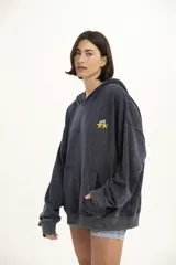 Canguro marrón con capucha, bolsillo tipo canguro y logo de la marca en el pecho.