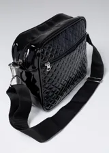 Cartera bandolera negra de poliéster con diseño capitoneado. Tiene una repartición con bolsillo interno con cierre y un bolsillo externo con cierre.