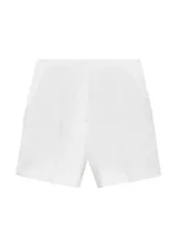 Short de lino color blanco, de tiro medio y diseño recto con bolsillos laterales.