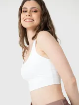 Top deportivo de sujeción media con diseño de espalda cruzada y escote redondo. Confeccionado en tejido elástico con tecnología de Aloe Vera para mayor suavidad y confort.