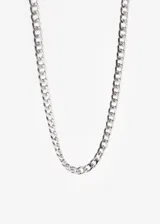 Cadena plateada de acero quirúrgico con eslabones medianos.