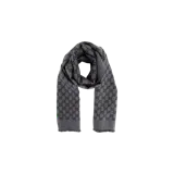 Bufanda Gucci de color gris con estampado integral del monograma GG entrelazado en tono más oscuro y terminaciones con flecos cortos en los extremos.