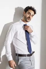 Camisa blanca lisa de vestir, corte clásico, con cuello italiano y mangas largas con puños abotonados.