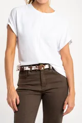 Blusa negra de poliéster con corte holgado y mangas cortas.