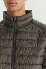 Campera puffer gris oscuro, con cuello alto y cierre frontal.