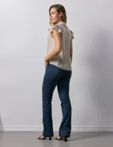 Camisa azul marino de satén, marca Alex & Lili. Cuello con solapa y escote en V. Apertura central con botones y sisas con volados.