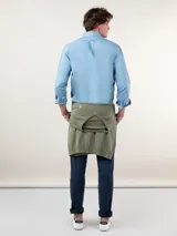 Camisa lisa de hombre color celeste, confeccionada en algodón con acabado vintage, corte regular fit, cuello button-down, cierre frontal de botones y logo bordado en el pecho.