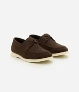 Zapato dockside para hombre de Viko, confeccionado en material sintético con acabado simil gamuza en color marrón. Diseño clásico con cordones, punta redondeada, costura visible en la capellada y suela de goma termoplástica en color blanco.