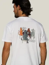 Remera blanca de manga corta con estampado en la espalda que ilustra a varios animales jugando al truco.