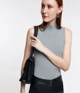 Blusa musculosa básica de punto acanalado color gris, con cuello alto y tirantes anchos.