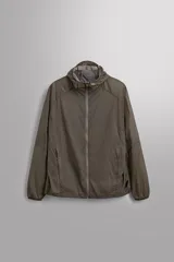 Chaqueta cortavientos de tejido técnico con estructura ripstop, cuello subido con capucha, cierre frontal de cremallera, bolsillos laterales ocultos y zonas perforadas para mayor transpirabilidad.