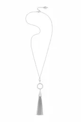 Collar largo de metal plateado con cadena fina, cuenta con una perla decorativa, un aro metálico y un dije de borla formado por múltiples cadenas finas.