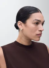 Top sin mangas de tejido de punto fino, con cuello redondo y diseño recto.