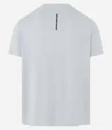 Remera deportiva de hombre en color rojo oscuro, con mangas cortas, cuello redondo y detalle de líneas negras en la manga. Confeccionada en poliéster con tecnología dry fit.