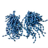 Aros colgantes largos con cuentas facetadas de color azul.