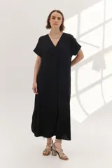 Sandalias de cuero plateado con taco bloque, tiras finas y cordones para atar al tobillo.