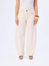 Jean de corte barrel color beige, de tiro medio y diseño amplio en las piernas con costuras pespunteadas a contratono.