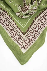 Bandana de viscosa color verde con estampado de palmeras y detalles ornamentales en tonos blancos y marrones.
