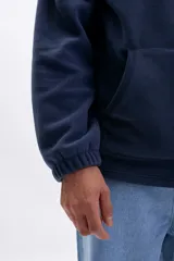 Canguro polar color azul marino con capucha, bolsillo canguro y puños elásticos. Presenta estampados en relieve con las palabras "ATHLETIC DEPT" en el lado izquierdo del pecho y "NY, USA" en el lado derecho.