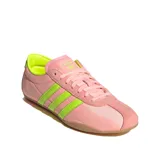 Championes Adidas modelo Tokyo W, color rosa pálido con tres franjas laterales y detalles en verde neón. Presenta puntera de gamuza y suela de goma color caramelo.