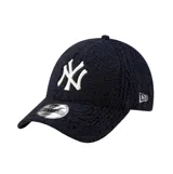 Gorra de visera curva New Era modelo 9Forty, confeccionada en tejido tipo borreguito (sherpa) color azul marino. Presenta el logo de los New York Yankees bordado en blanco en el frente y el logo de la marca en el lateral.