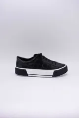 Zapatillas bajas color dorado con diseño trenzado, cordones y suela de goma.