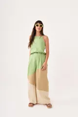 Pantalón de tiro alto con corte palazzo, color beige con bloques de color en marrón claro y blanco.