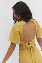 Top corto color mostaza de lino, con mangas cortas acampanadas y escote cuadrado.