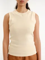 Musculosa de tejido de punto acanalado en color beige claro, con cuello redondo y diseño ajustado.