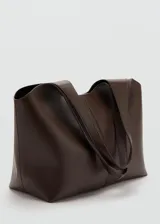 Bolso tipo tote marrón de diseño estructurado, fabricado en poliuretano con acabado texturizado, asa doble de hombro y gran capacidad de almacenamiento.