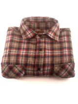 Camisa de franela a cuadros en tonos marrón, rojo, blanco y negro, con cuello clásico, cierre frontal con botones y mangas largas.