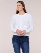 Camperita blanca de tela liviana con cuello redondo, cierre frontal de botones, bolsillos frontales con solapa y manga larga.