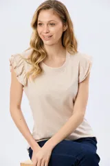 Remera de algodón color beige con sutil estampado, cuello redondo y mangas cortas con doble volado aportando volumen y un diseño femenino.
