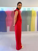 Mono largo color rojo con escote en V, cierre frontal y cinturón.