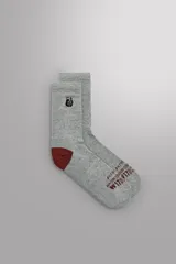 Pack de dos pares de calcetines de algodón jaspeado gris, con talón y puntera en color bordó. Presentan un bordado de un guante de boxeo en la caña y texto jacquard en la planta del pie.