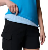 Remera deportiva de manga corta color azul con tecnología de absorción de humedad y protección solar, con detalle de diseño geométrico en el interior.