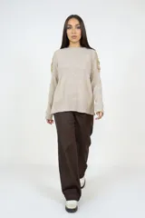 Pantalón de corte recto y tiro alto en color marrón, con bolsillos laterales y cierre frontal con botones.