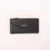 Billetera negra con textura de cuero granulado, cierre de solapa con broche metálico plateado y cierre de cremallera en la parte superior.