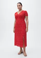 Vestido midi de corte recto con estampado floral, cuello en pico y mangas cortas. Presenta una abertura lateral en la falda y cierre de cremallera lateral.