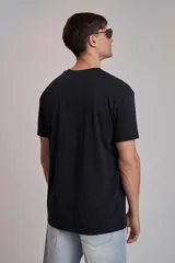 Remera color crema de corte recto y manga corta.