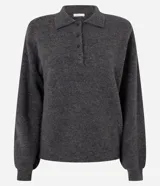 Suéter de punto pesado con cuello polo y cierre frontal de botones. Presenta mangas largas con puños ajustados y un corte regular.